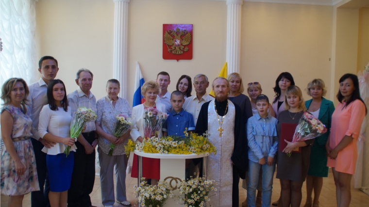 В преддверии празднования Дня семьи, любви и верности в администрации Калининского района г.Чебоксары состоялось торжество, объединившее несколько поколений
