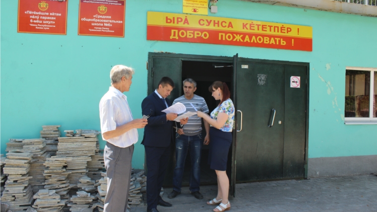 Глава администрации города Канаш Виталий Михайлов ознакомился с ходом ремонтных работ в МБОУ «СОШ №6»