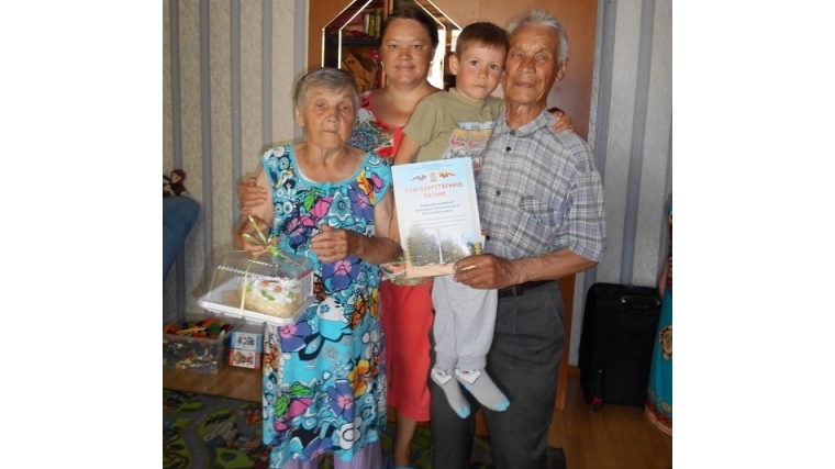 В Московском районе на дому поздравили семейные пары, прожившие более 50 лет в браке