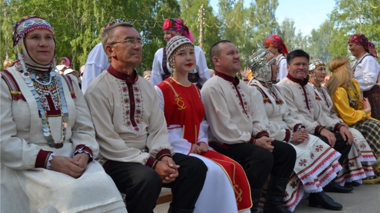 Семейный ансамбль «Выйкат» на Всероссийском фестивале исполнителей народной песни «Завалинка» в Республике Коми.