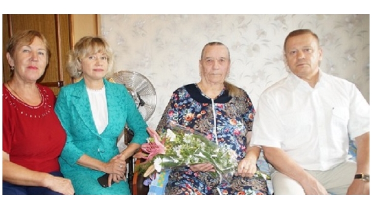 Заместитель главы г. Чебоксары Виктор Горбунов поздравил долгожителя Гришину Веру Алексеевну с 90-летним юбилеем