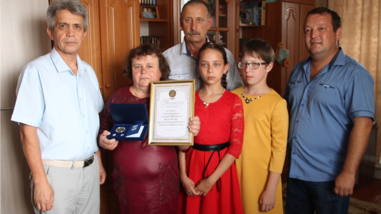 Семье Будковых глава администрации Шумерлинского района Лев Рафинов вручил медаль &quot;За любовь и верность&quot;