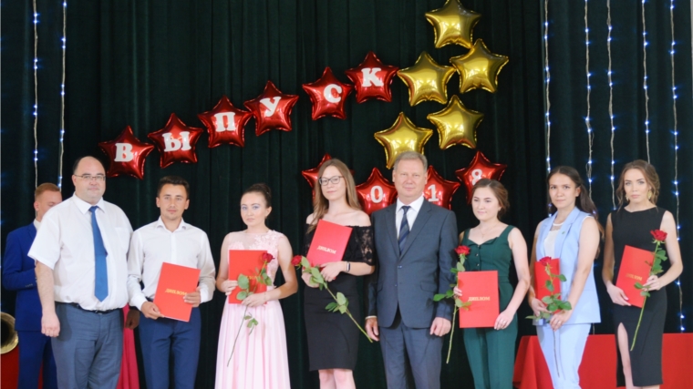 Глава города Чебоксары Евгений Кадышев вручил дипломы выпускникам экономического факультета Чувашской государственной сельскохозяйственной академии