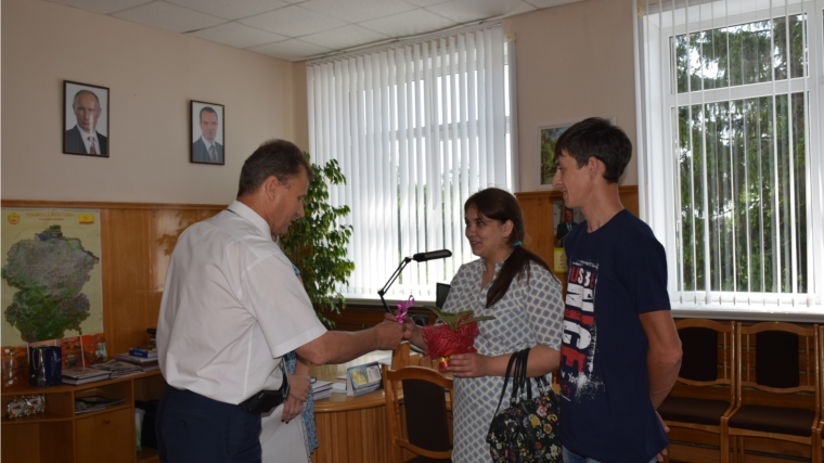 В торжественной обстановке прошло вручение ключей от новой благоустроенной квартиры…