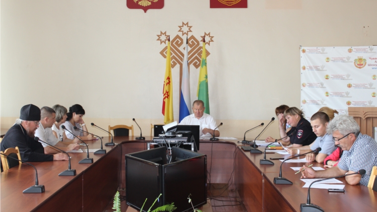 Сегодня состоялось плановое заседание комиссии по делам несовершеннолетних и защите их прав администрации Шемуршинского района