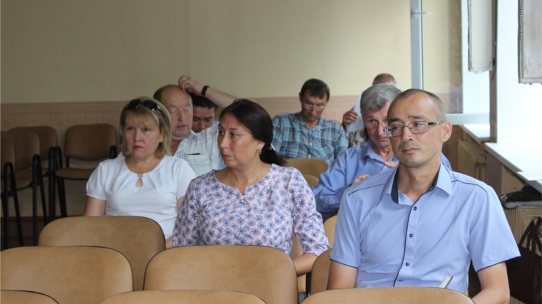 В актовом зале Ядринской районной администрации состоялось совещание с главами городского и сельских поселений