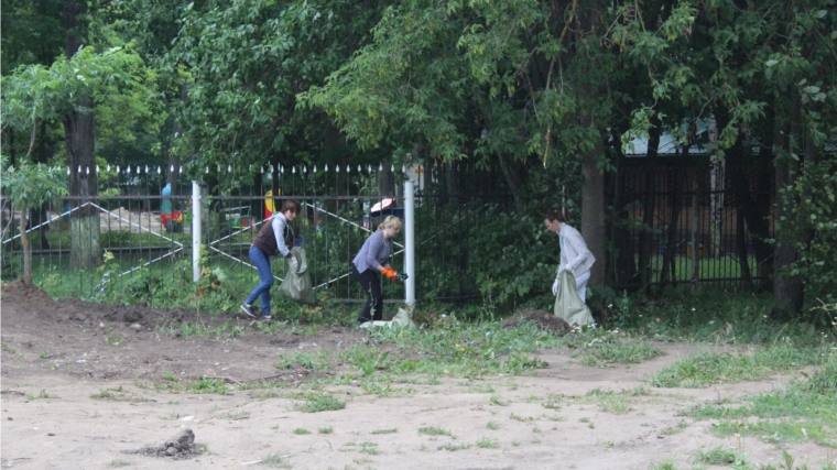 Сегодня в Канаше состоялся общегородской субботник по благоустройству и санитарной очистке города