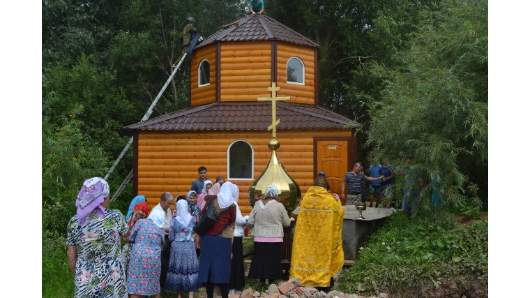 Установка купола и креста на часовне-купели с.Ишаки