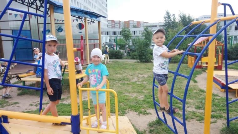Лето продолжается: для столичных дошколят проводятся познавательные игры на открытом воздухе