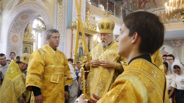 Высокопреосвященнейший Варнава, митрополит Чебоксарский и Чувашский совершил Божественную литургию в соборе святого князя Владимира в Новочебоксарске