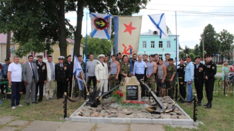 В п. Урмары состоялось торжественное открытие памятника воинам – морякам и морским пехотинцам