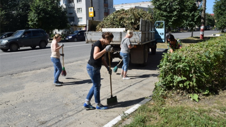 Работники администрации города Шумерля приняли участие в неделе общегородских субботников по санитарной очистке территорий