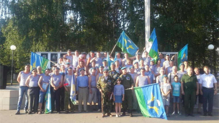 Глава администрации города Шумерля А.Д. Григорьев поздравил десантников с праздником
