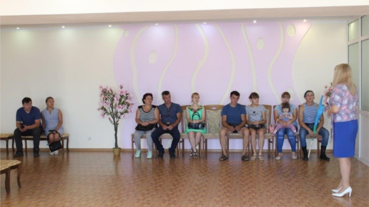 В отделе ЗАГС администрации г.Канаш состоялась встреча с будущими молодожёнами «Любовью дорожить умейте»