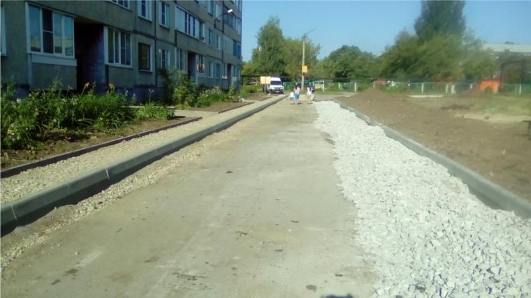 В рамках реализации муниципальной программы «Формирование современной городской среды на территории города Канаш Чувашской Республики» продолжаются работы придомой территории д. 24 в мкр. Восточный