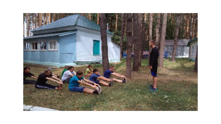 Студенты-физкультурники проводят тренировки с отдыхающими в лагере «Соснячок» города Шумерля