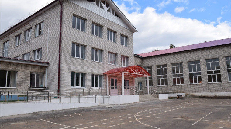 Глава администрации Красночетайского района оценил готовность школ к новому учебному году