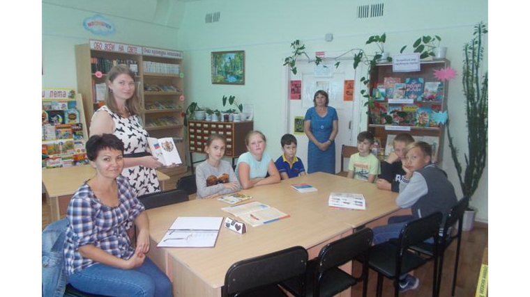 В Порецкой детской библиотеке им. Н.Мишутина прошел познавательный час «Белый, синий, красный - российский флаг прекрасный!»