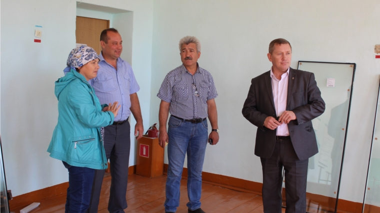 Глава Шемуршинского района Владимир Денисов с рабочим визитом посетил Старочукальское общеобразовательное учреждение