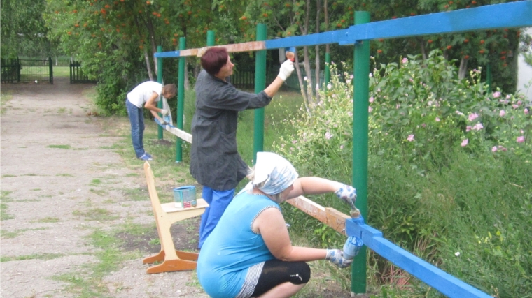 В поселке Восход продолжается работа по благоустройству детской площадки