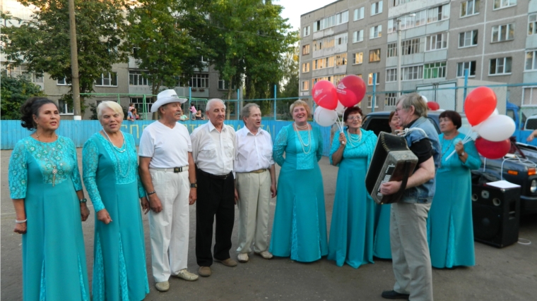 В новочебоксарском ТОС «Радуга» прошел яркий дворовый праздник