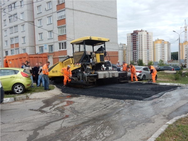 Пришел во двор. Дорожные работы во дворе. Асфальтоукладчик для дворовых территорий. Ремонт двора асфальтоукладчик. Благоустройство и дорожные работы фото.