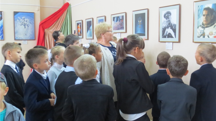 На базе Приволжского городского Дома культуры состоялось открытие выставки картин «Звездам навстречу»