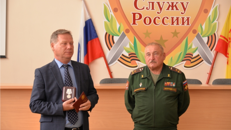 Евгений Кадышев наградил военного комиссара Чувашской Республики Александра Мокрушина медалью «За заслуги перед городом Чебоксары»