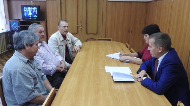 Глава администрации Александр Осипов встретился с художниками района