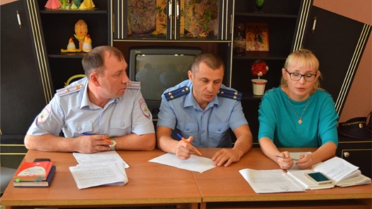В Канашском комплексном центре социального обслуживания населения состоялось совещание по искоренению бытовой коррупции