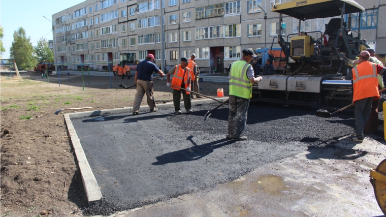 В Канаше активно ведутся работы по благоустройству внутридворовой и придомовой территории дома № 24 в мкр. Восточный