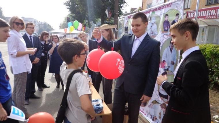 В рамках празднования Дня города Шумерля ученики школы №3 презентовали проект-шоу научных опытов «Школа маленьких Эйнштейнов»