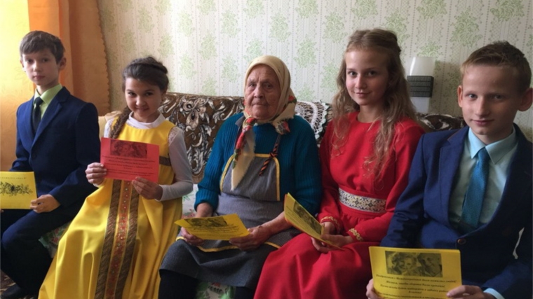 Шумерлинские гимназисты-волонтеры поздравили старшее поколение с Международным днем пожилых людей
