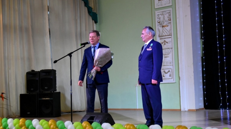 Глава города Чебоксары Евгений Кадышев поздравил заслуженного работника высшей школы Чувашской Республики и Российской Федерации, доктора ветеринарных наук, профессора Николая Кириллова