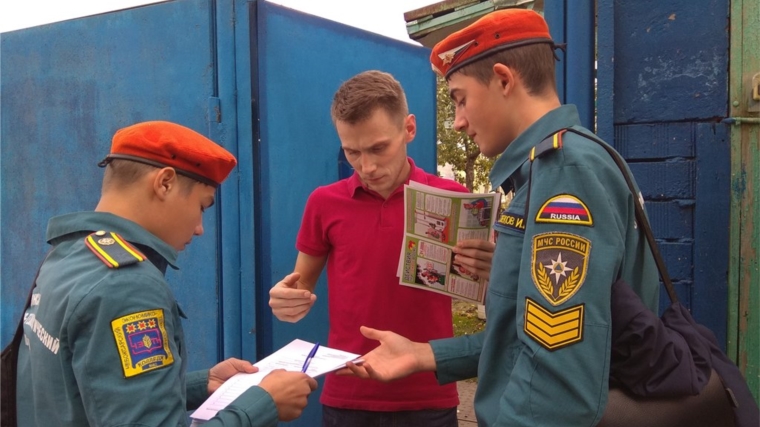 Жителей частного сектора Ленинского района г.Чебоксары ознакомили с мерам пожарной безопасности и первоочередным действиям в случае возгорания