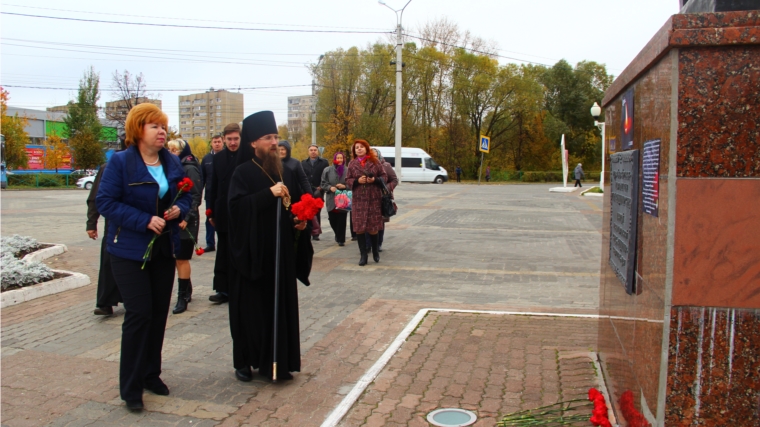 В Новочебоксарске возложили цветы в память о погибших в автокатастрофе 11 октября