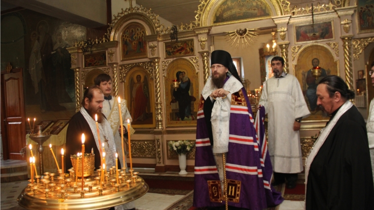В Новочебоксарском соборе святого князя Владимира почтили память погибших в автокатастрофе 11 октября