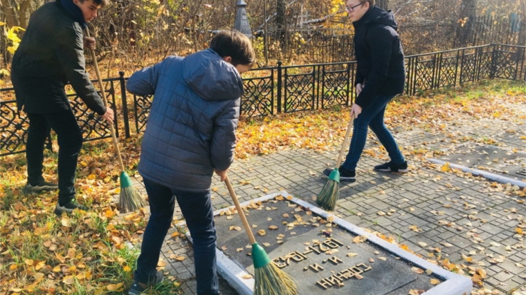 Волонтеры-гимназисты города Шумерля благоустраивают братскую могилу лётчиков