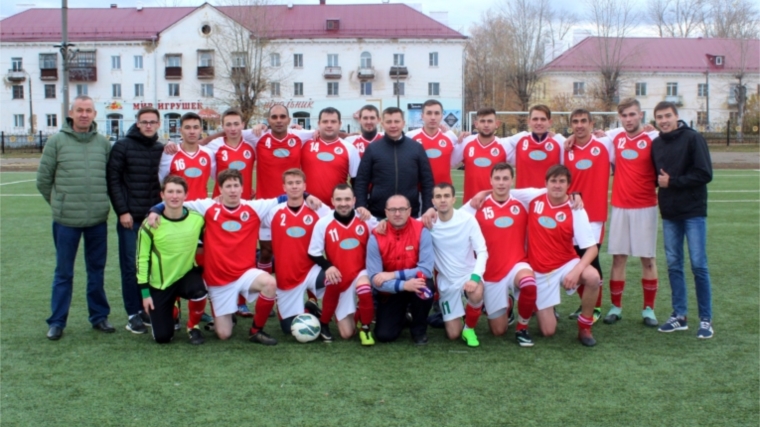 В минувшие выходные на футбольном поле встретились команды &quot;Локомотив&quot; (г. Канаш) и &quot;Бокс&quot; (г. Новочебоксарск)