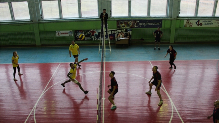 В Урмарах проходят соревнования по волейболу в зачет XVII спартакиады работников органов государственной власти Чувашской Республики и органов местного самоуправления