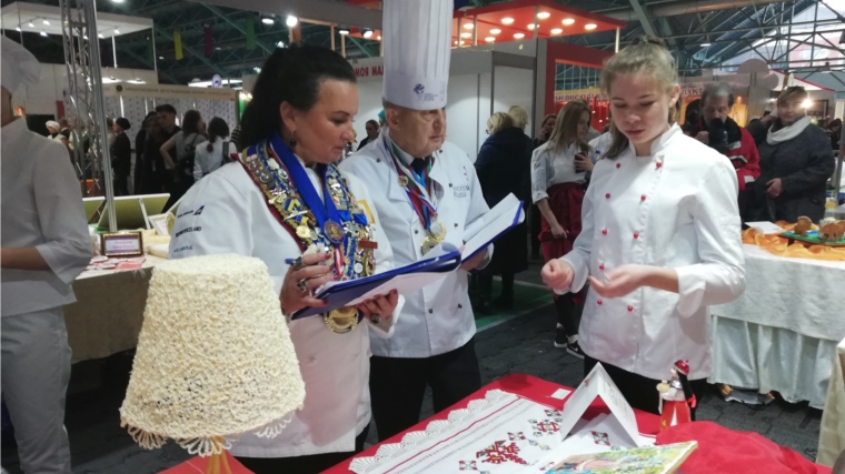 Студентка колледжа Чебоксарского кооперативного института София Волкова награждена серебряной медалью в Международном чемпионате кондитерского искусства