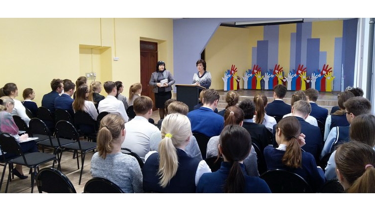 Руководство администрации города Шумерля проводит уроки финансовой грамотности со старшеклассниками