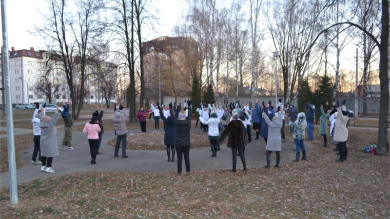 Утренние зарядки на свежем воздухе заряжают положительной энергетикой