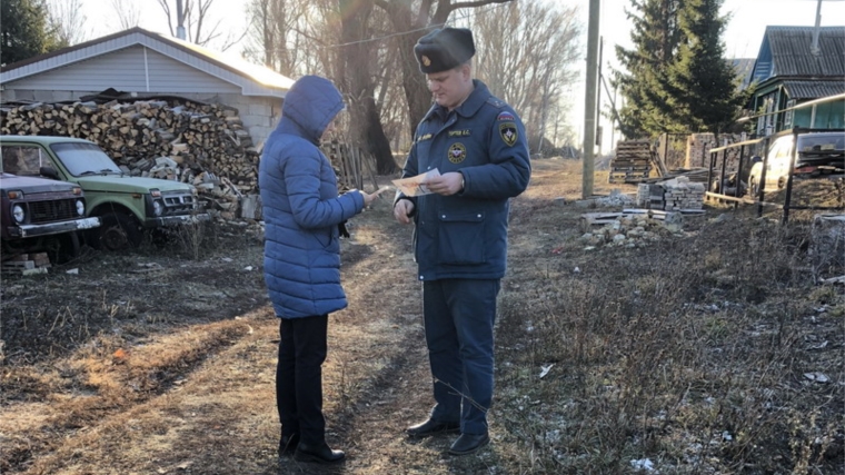 В городе Шумерля в рамках ежегодной профилактической операции «Отопительный сезон» пожарные провели подворовый обход