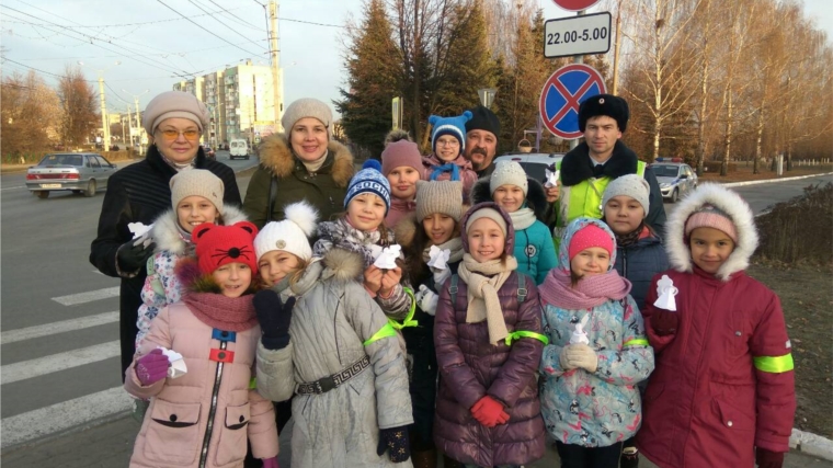 Новочебоксарские школьники совместно с сотрудниками ГИБДД ОМВД РФ по городу Новочебоксарску провели акцию «Ангел в дорогу»