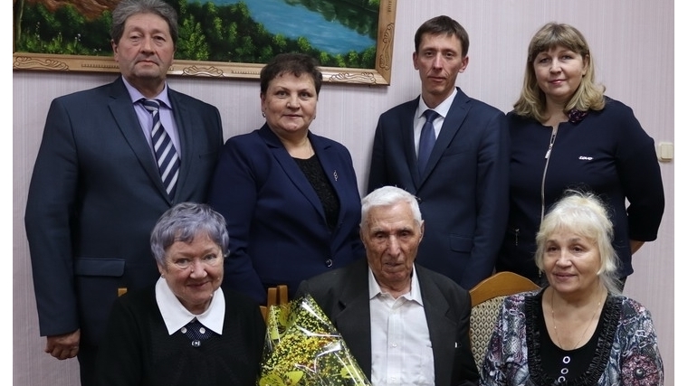 В Алатыре с 90-летием поздравили труженика тыла, ветерана труда Виктора Ивановича Малясова