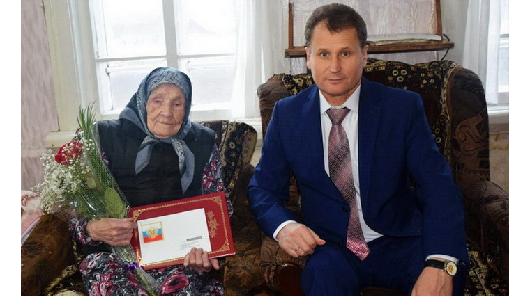Глава администрации города Шумерля поздравил долгожительницу со столетним юбилеем