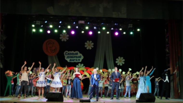 _Праздничный концерт в городском Дворце культуры был посвящён Дню матери