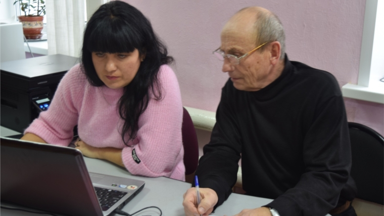 «Школа компьютерной грамотности» для пенсионеров в центральной районной библиотеке