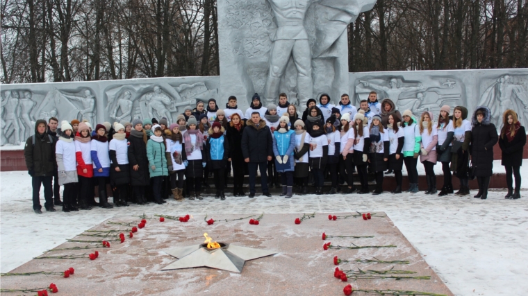 В дань памяти павшим воинам Волонтеры Победы города Канаш возложили цветы к Вечному огню Мемориала Славы